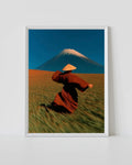 Illustration Fuji Motion avec personnage courant en robe rouge sombre et chapeau de paille conique devant le mont Fuji