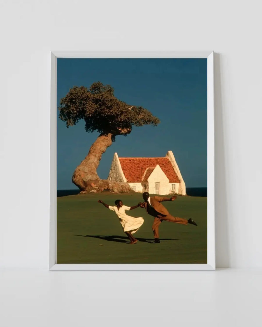 alt
Arte mural enmarcado de paisaje con bailarines, un gran árbol y casitas de playa