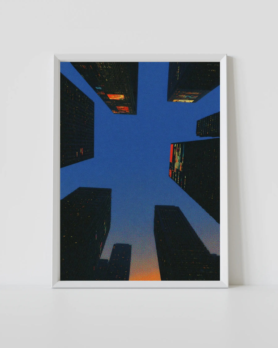 alt
Impresión artística de pared con marco blanco, geometría de skyline urbano azul y cálidos toques de luz