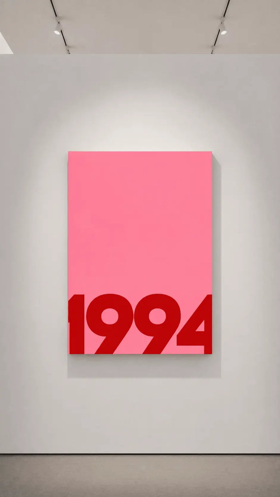 alt
Impresión mural con fondo rosa y números “1994” en rojo, esquina inferior derecha