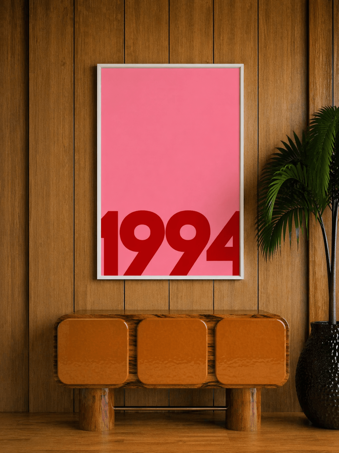 alt
Stampa su tela con cornice chiara, sfondo rosa e numeri “1994” rossi sulla parete
