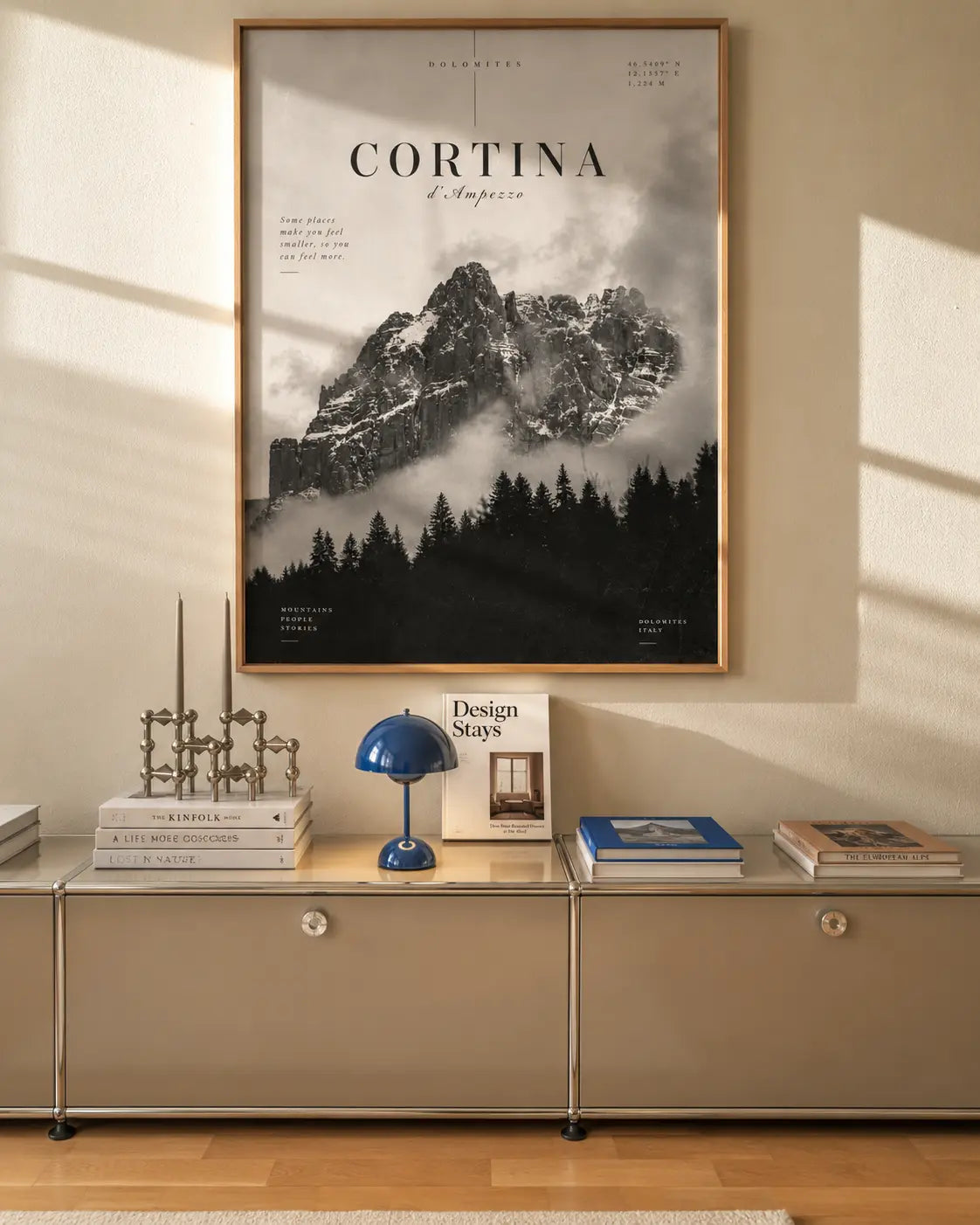 Poster di montagna con cime rocciose scure, conifere e grande titolo CORTINA.