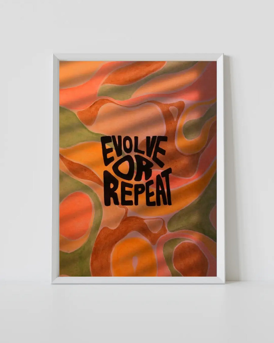Lámina artística enmarcada con el texto audaz "EVOLVE OR REPEAT" sobre ondas abstractas fluidas