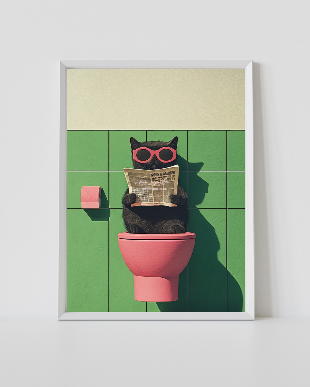 Póster enmarcado de un gato negro asomándose desde un inodoro rosa en un baño con azulejos verdes