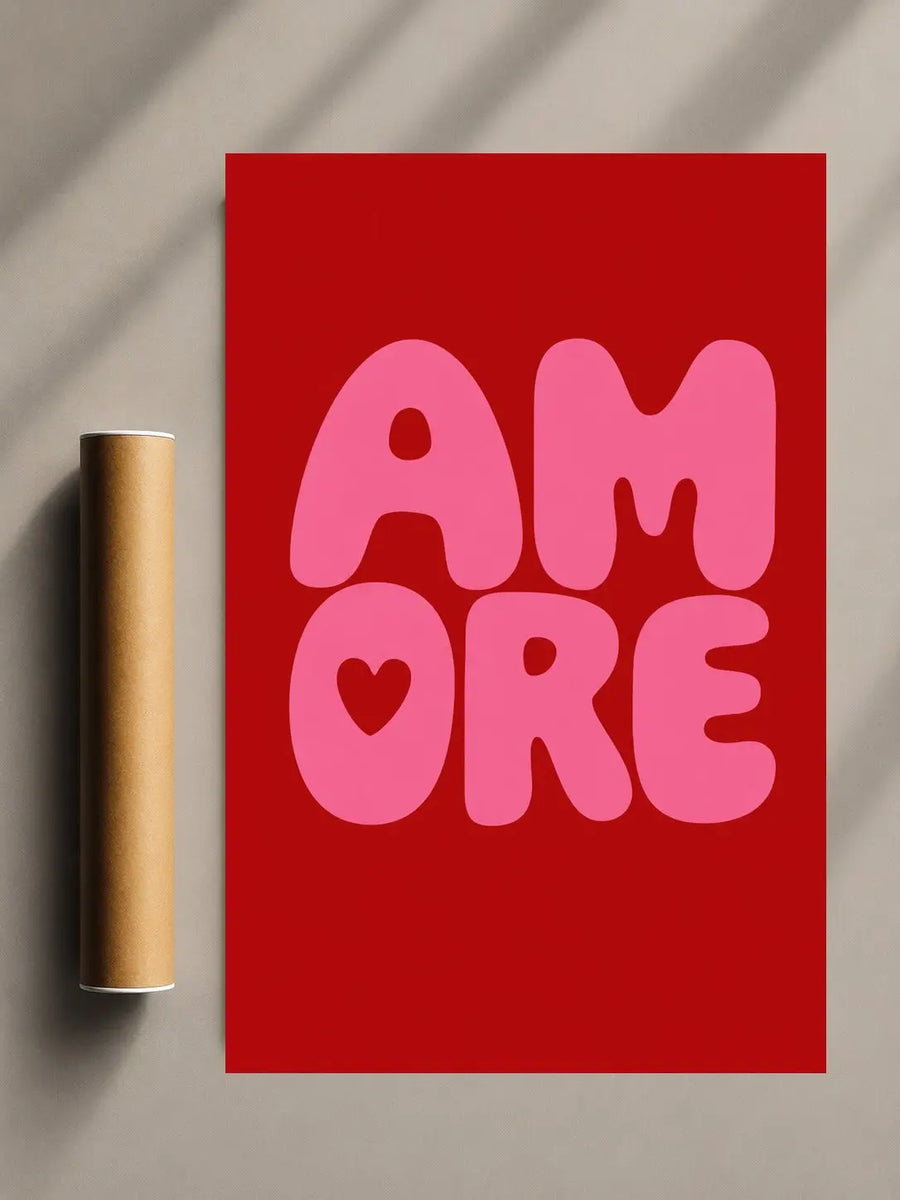 Rotes Poster mit pinkem „AMORE“-Schriftzug und Herz im Buchstaben O