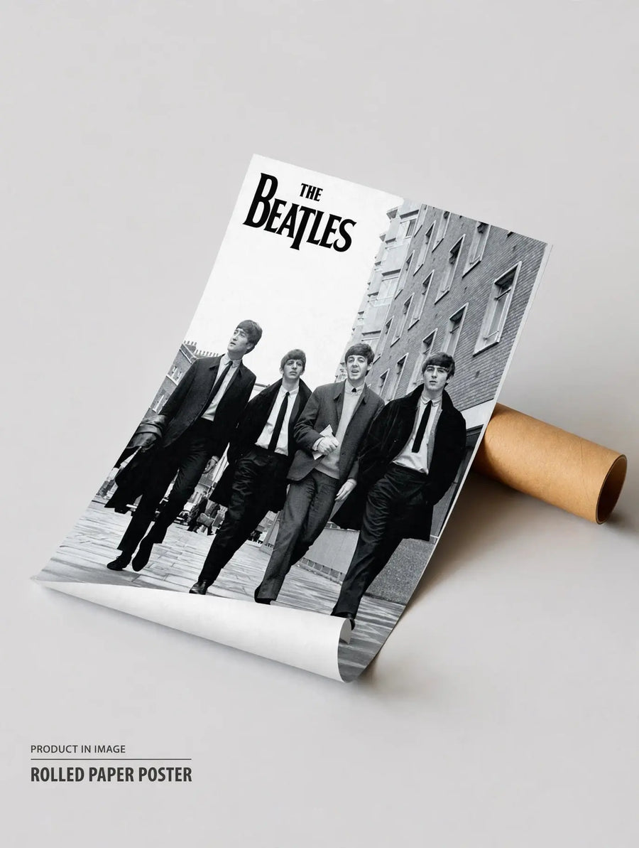 Rolled poster en blanco y negro de The Beatles con cuatro miembros de la banda y el texto THE BEATLES