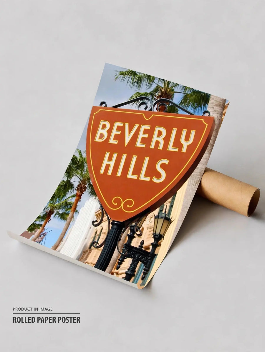 Póster enrollado del letrero de Beverly Hills con escudo naranja sobre palma y luces de la calle