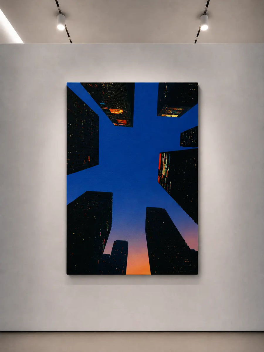 Impresión decorativa de pared con marco oscuro, edificios azules y resplandor naranja en la parte inferior