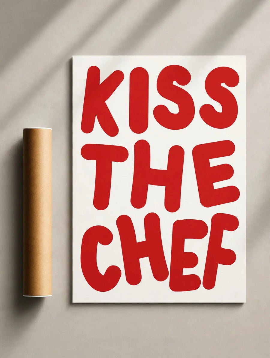 Gerahmter Küchen-Typografieprint mit rotem Schriftzug „KISS THE CHEF“ auf weißem Hintergrund