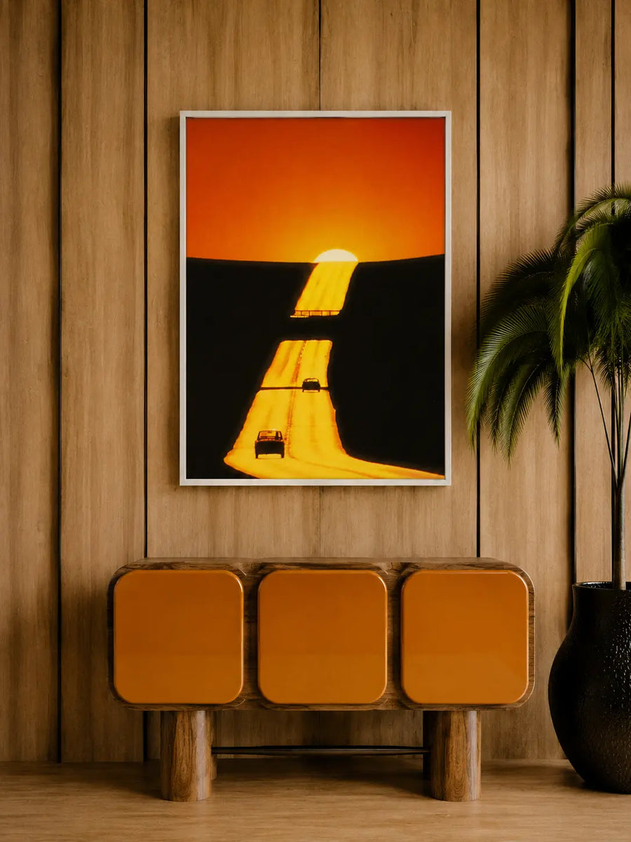 Impresión enmarcada Golden Exit, passepartout blanco; obra de arte de carretera al atardecer sobre pared de madera