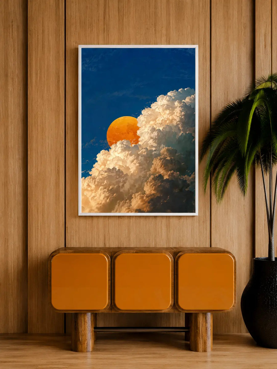 Impresión artística enmarcada en blanco con cielo azul, sol dorado anaranjado y nubes en capas