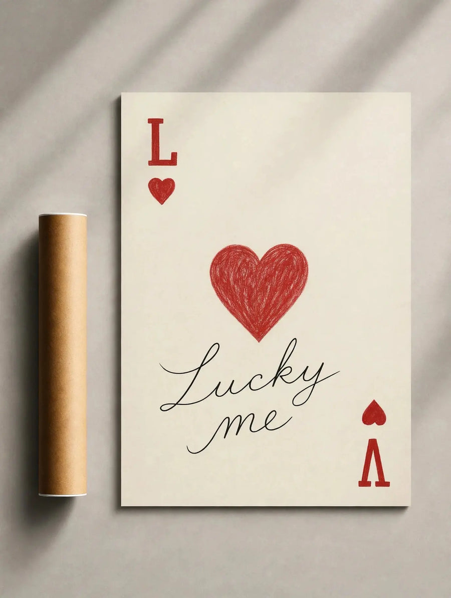 Cremefarbener Print mit rotem Herz, „Lucky me“-Schriftzug sowie roten L- und Pik-Motiven