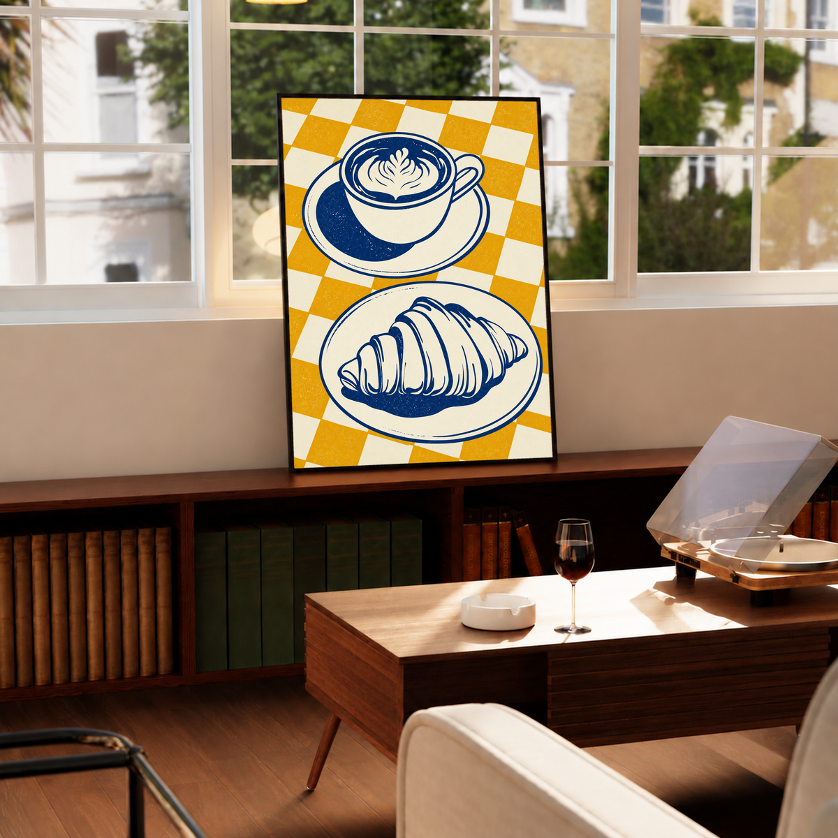 Tazza blu navy con piattino sopra un croissant su un piatto separato, davanti a uno sfondo a quadri senape e crema, in una cornice nera sotto una grande finestra, vicino a un tavolino di legno con un giradischi aperto.