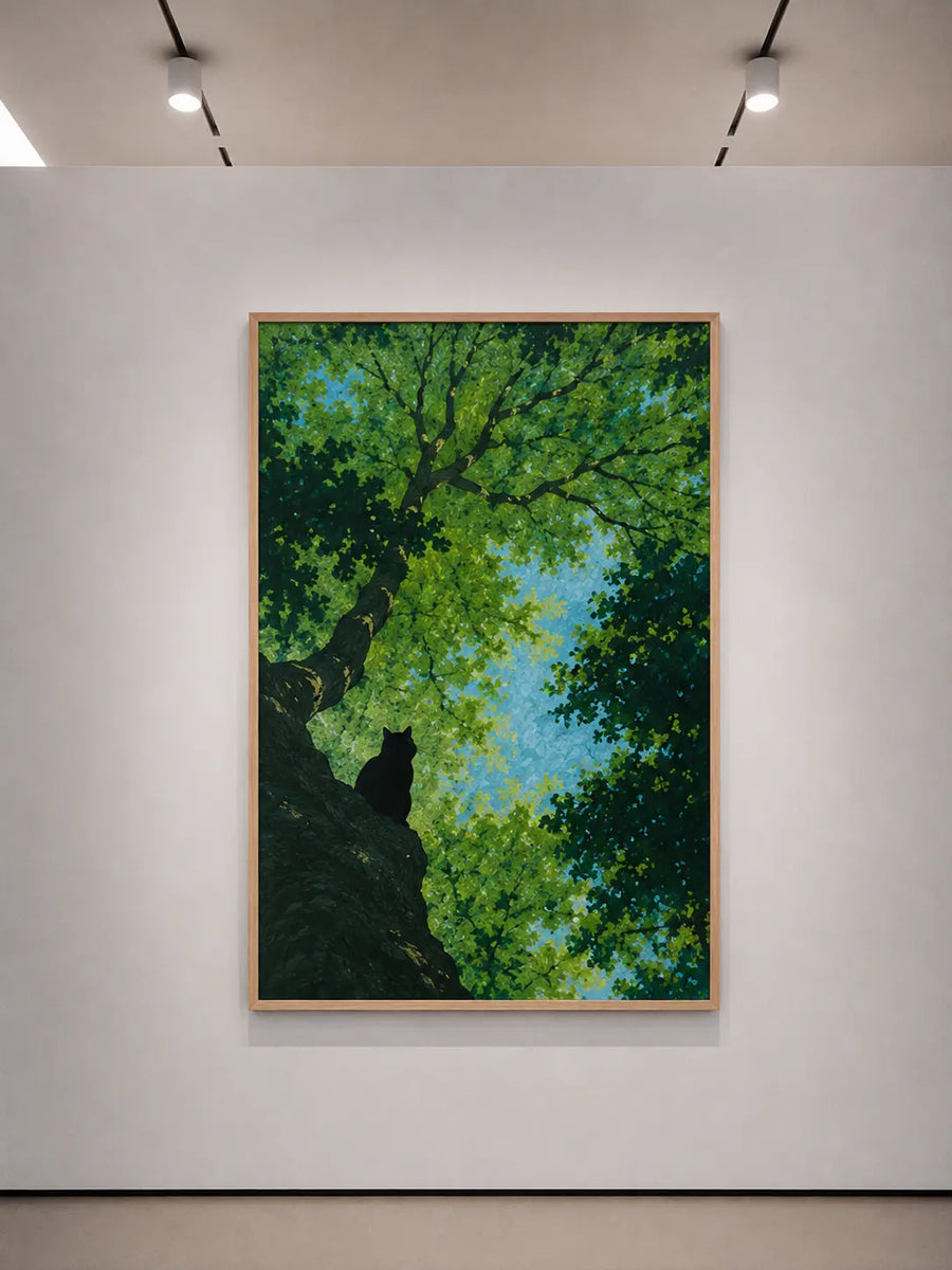 Impresión de copa de árbol en marco marrón con silueta de gato negro entre hojas verdes