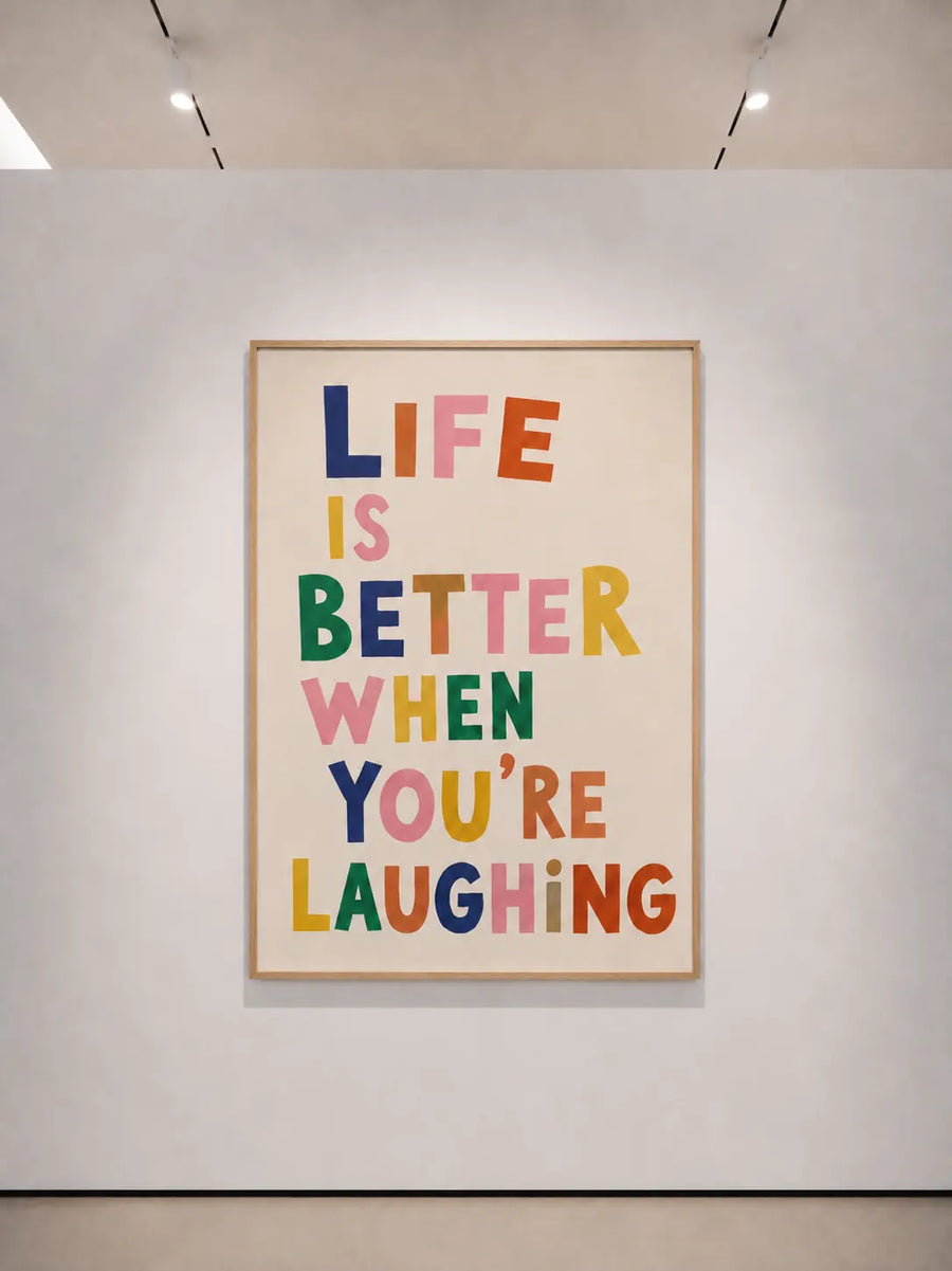 Liniertes typografisches Poster mit beigem Rahmen; Text: „LIFE IS BETTER WHEN YOU'RE LAUGHING“