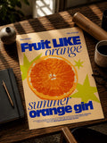 Orangenposter mit grünen Sternen, blauem Schriftzug und einer Orangenscheibe.