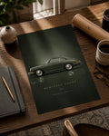 Lámina de cupé clásico verde de perfil sobre fondo verde oscuro con «HERITAGE COUPE 1964».