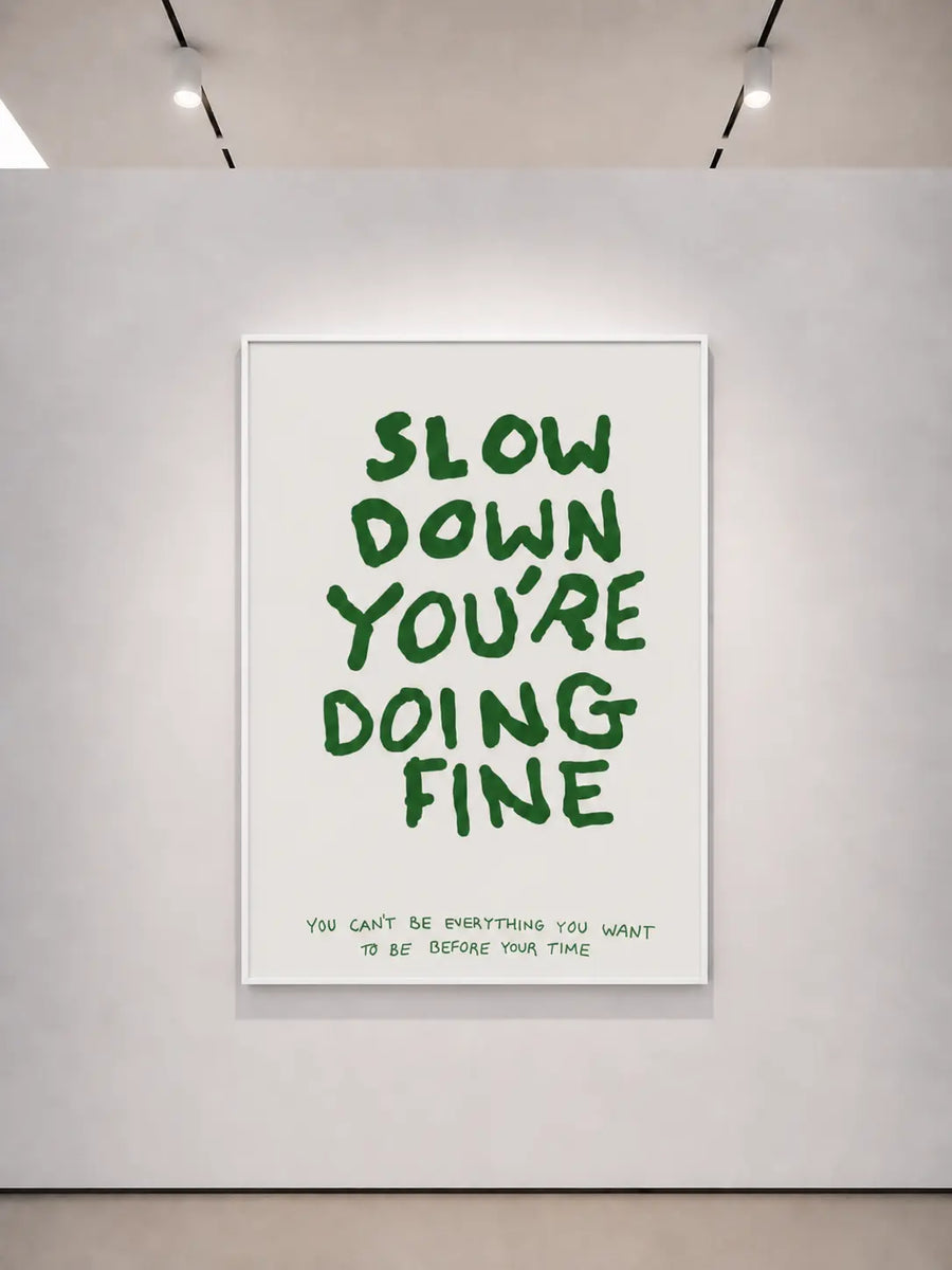 Impresión de arte mural inspirador con marco blanco y texto verde “BAJA EL RITMO, VAS BIEN”