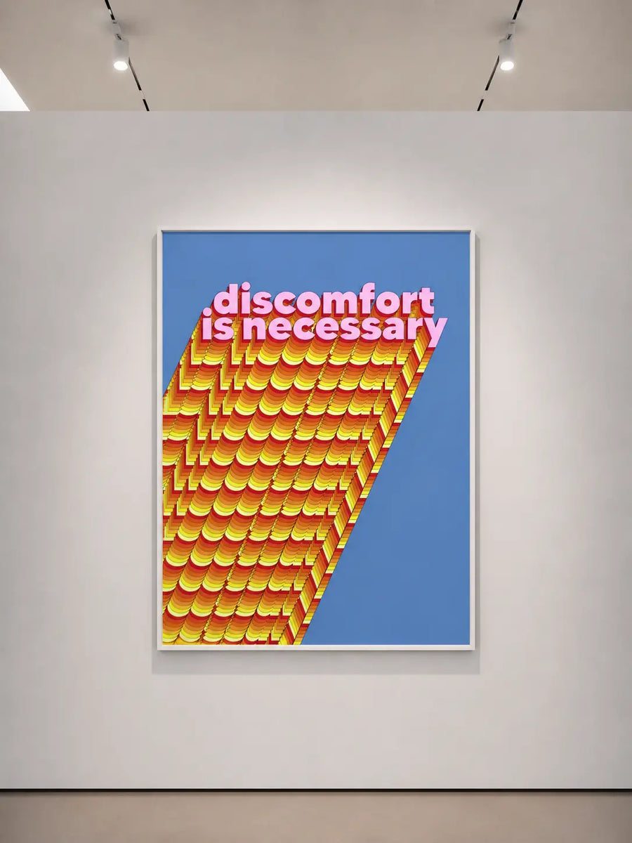 Impresión mural con marco blanco y fondo azul, texto rosa «el malestar es necesario» y diseño de ola naranja.