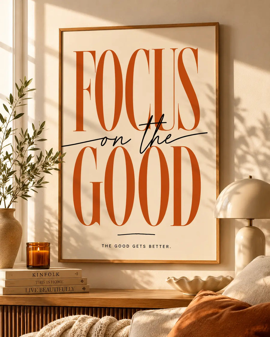 Framed art print de pared con tipografía oxidada “FOCUS on the GOLD” sobre fondo beige