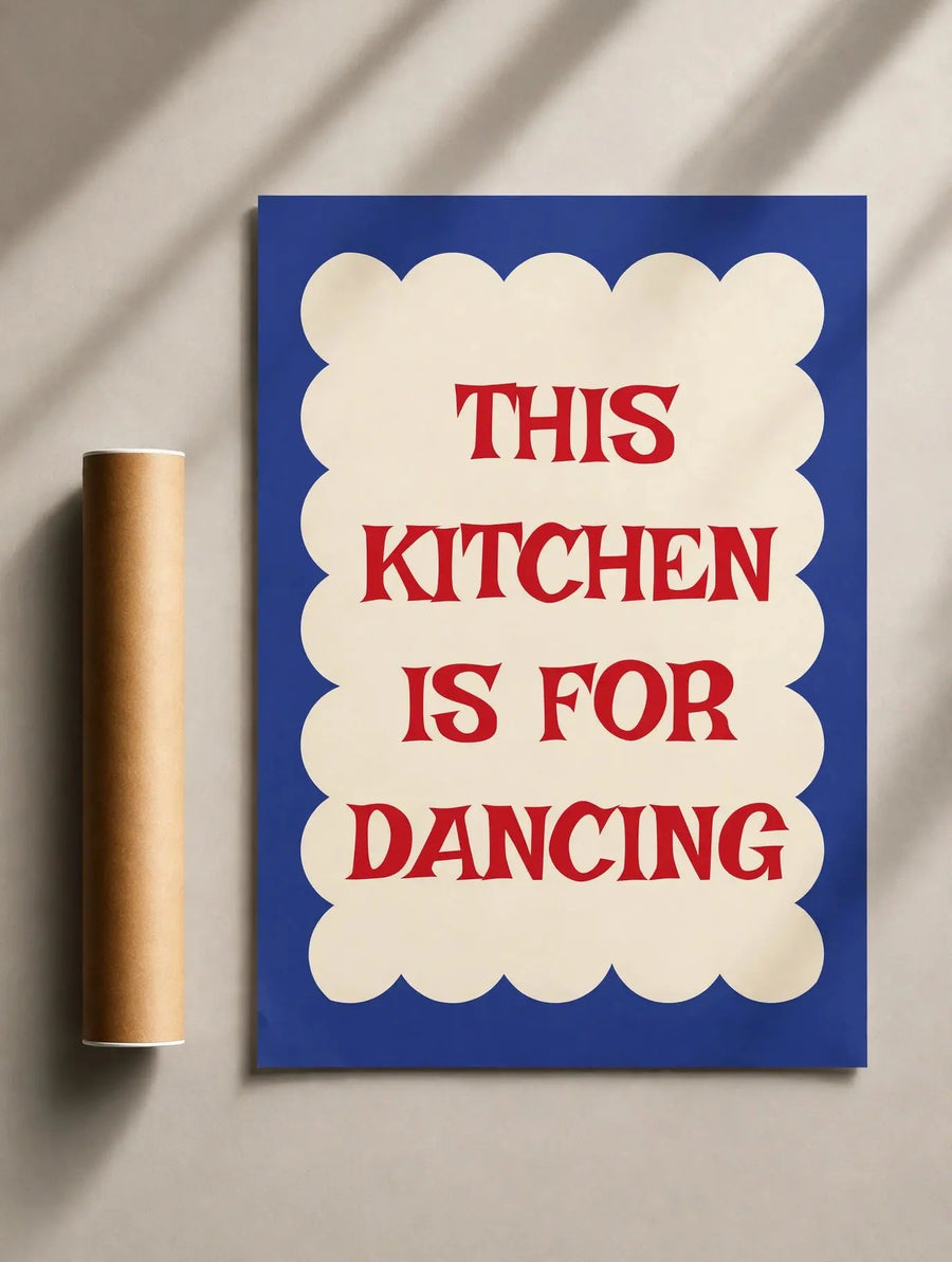 Blaues Küchen-Zitatposter mit cremefarbenem Wellenrand und rotem Schriftzug „THIS KITCHEN IS FOR DANCING“