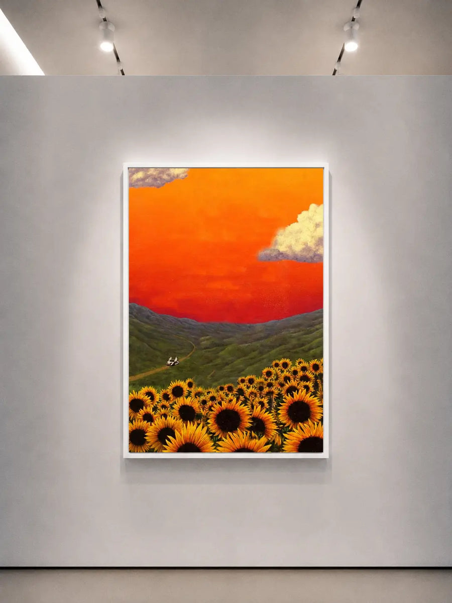 Gerahmter Landschaftskunstdruck mit orangefarbenem Horizont, Wolken, grünen Hügeln und Sonnenblumenfeld