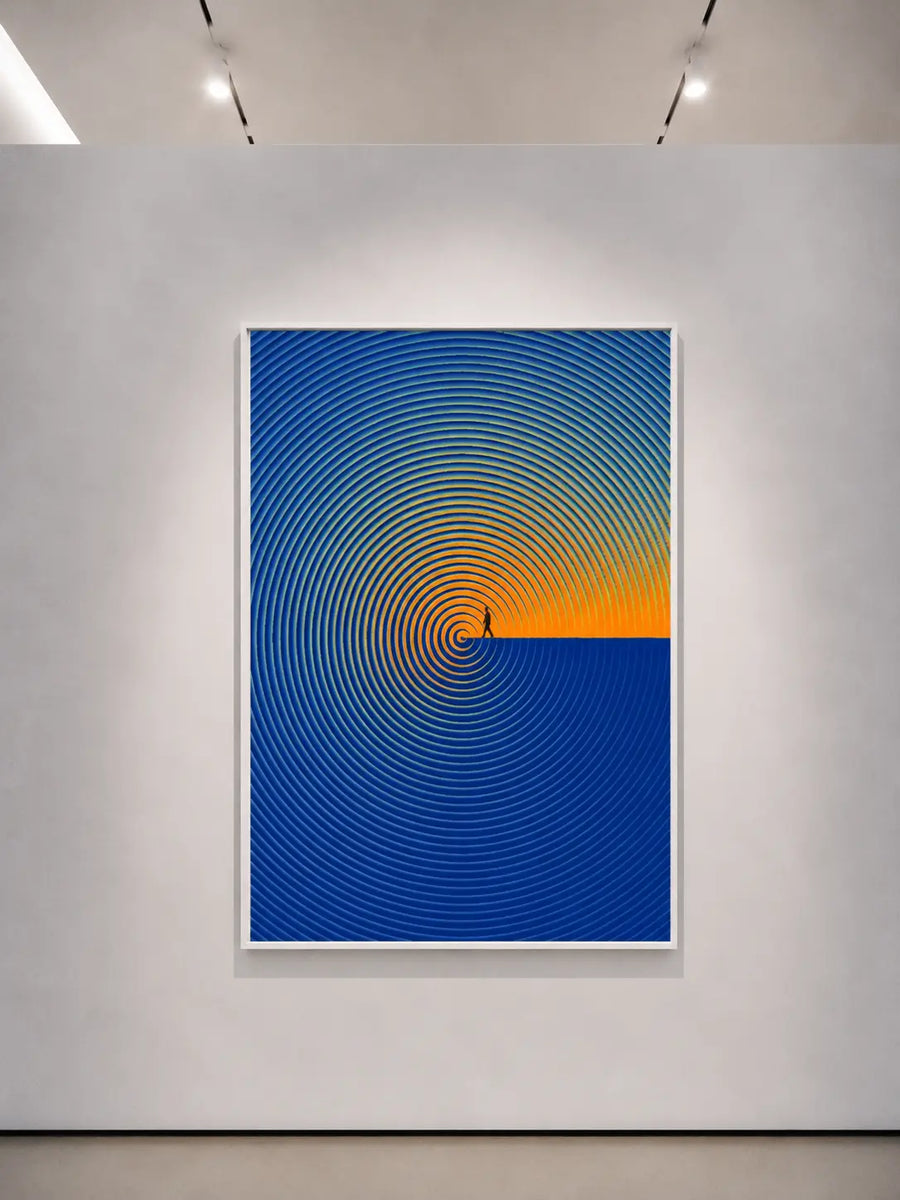 Impresión artística de pared con marco blanco, con líneas concéntricas azules que se difuminan en naranja