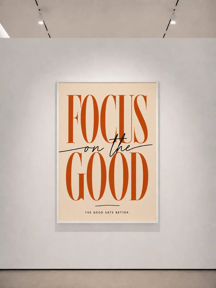 Impresión artística enmarcada para pared que muestra el texto oxidado “FOCUS on the GOLD” y una línea tipo firma
