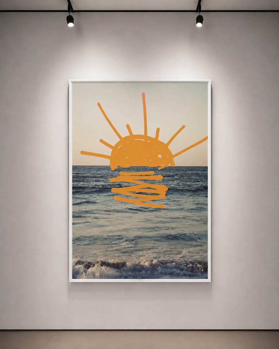 alt
Affiche marine verticale encadrée avec soleil orange et lignes de vagues ondulées sur fond d’eau bleue