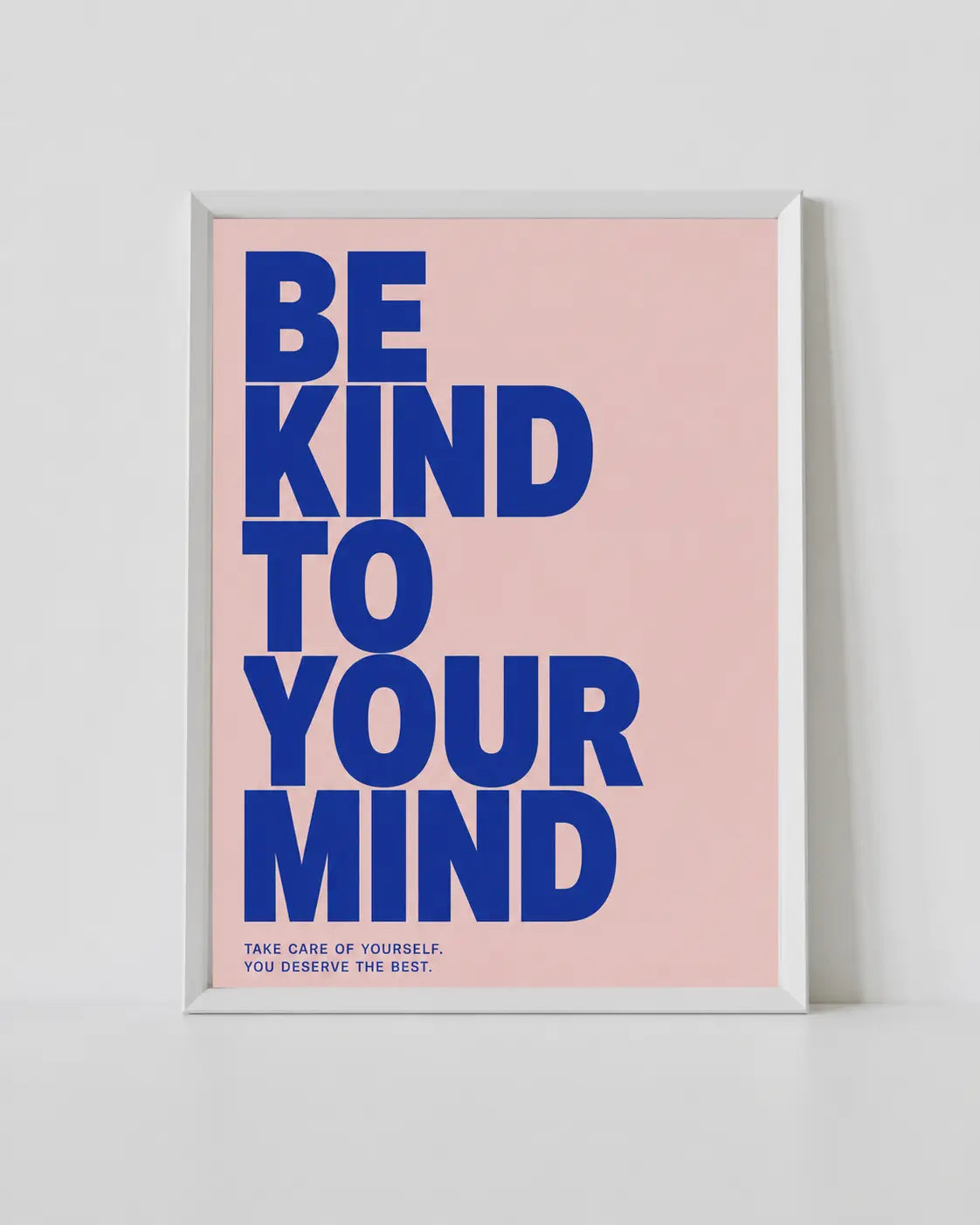 Rosa Motivationsposter mit weißem Rahmen und fettem blauem Text „SEI GUT ZU DEINER PSYCHE“