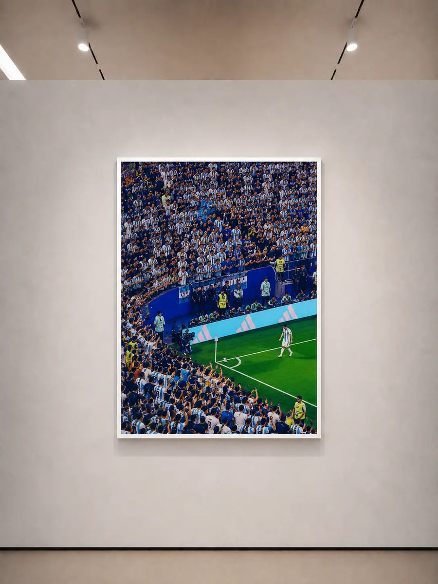 alt
Impresión enmarcada de arte mural de una multitud en un estadio de fútbol con gradas azules y campo de juego verde