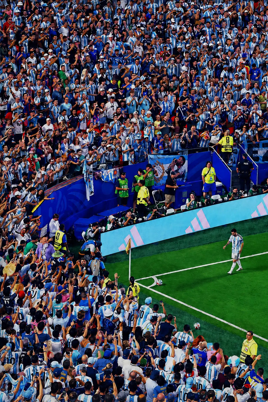 Impresión artística de una multitud en un estadio de fútbol con gradas azules y un campo verde en plena acción