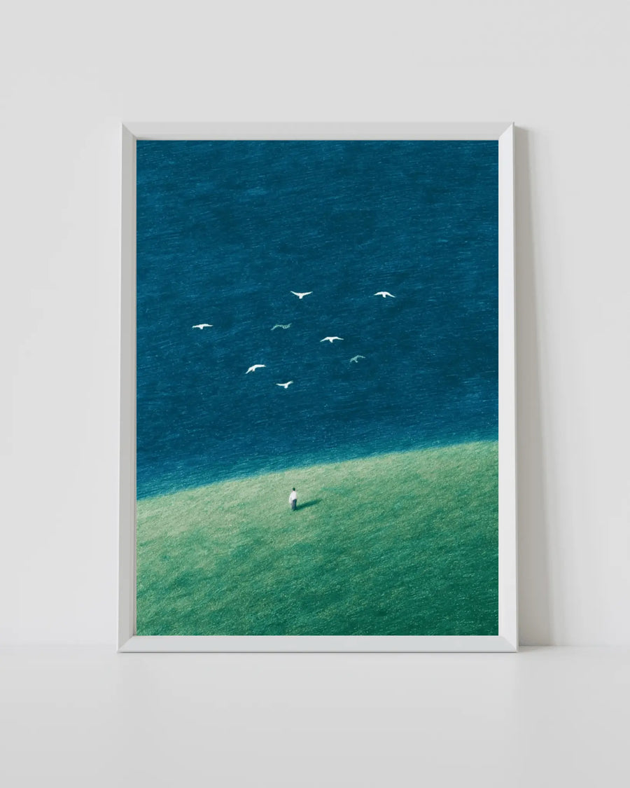 Impresión artística enmarcada para pared con océano azul, orilla verde y una bandada de pájaros