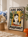 Çerçeveli baskı: Banyo sahnesinde siyah-beyaz kedi ve “ARE YOU POOPING?” sorusu.