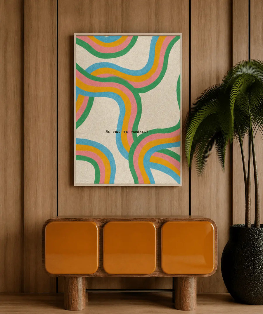 Impresión decorativa con marco de madera natural, líneas onduladas multicolor y 'Sé amable contigo mismo'