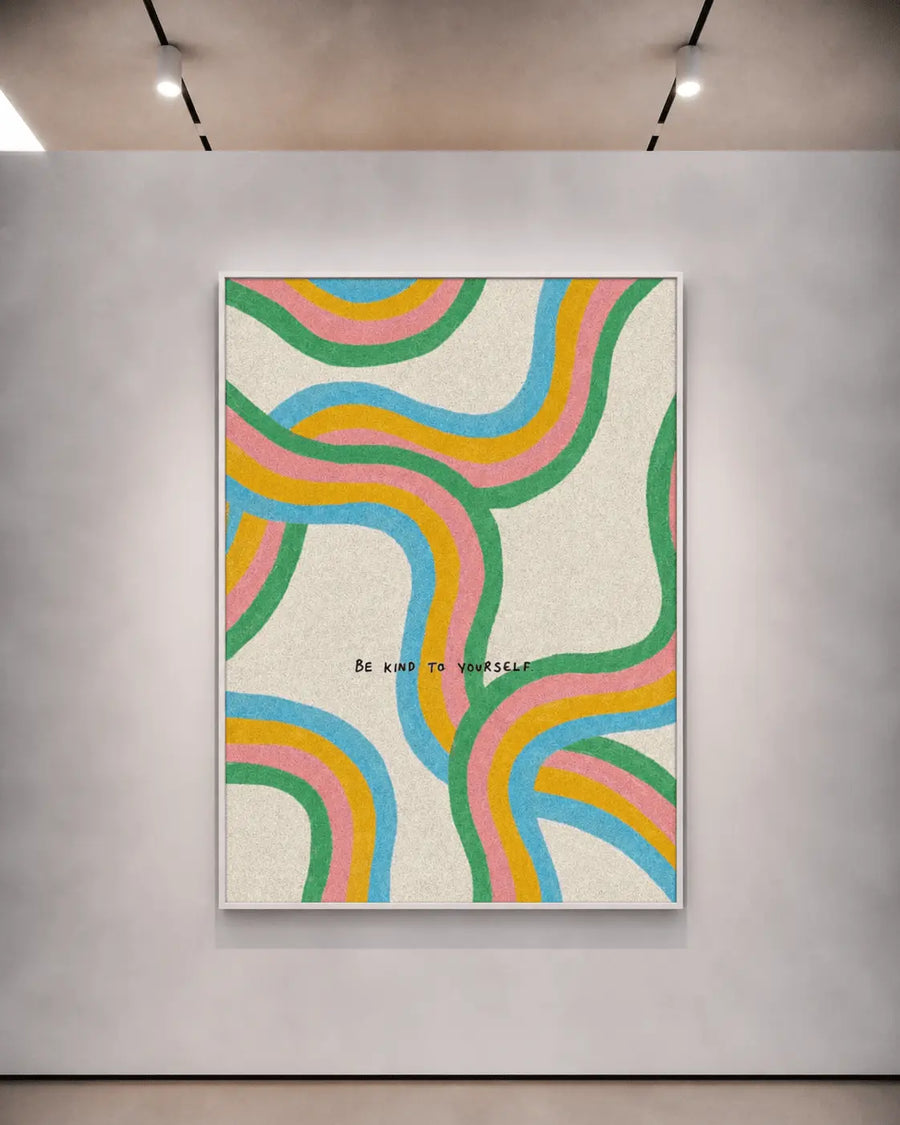 Impresión de arte mural con marco ligero, líneas onduladas multicolor y el texto centrado «Sé amable contigo mismo»