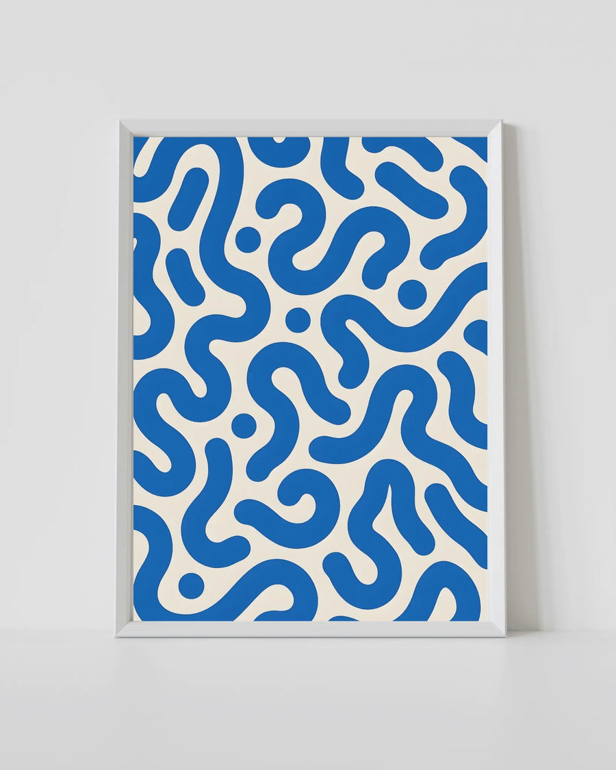 Impresión abstracta azul con marco blanco y patrón arremolinado