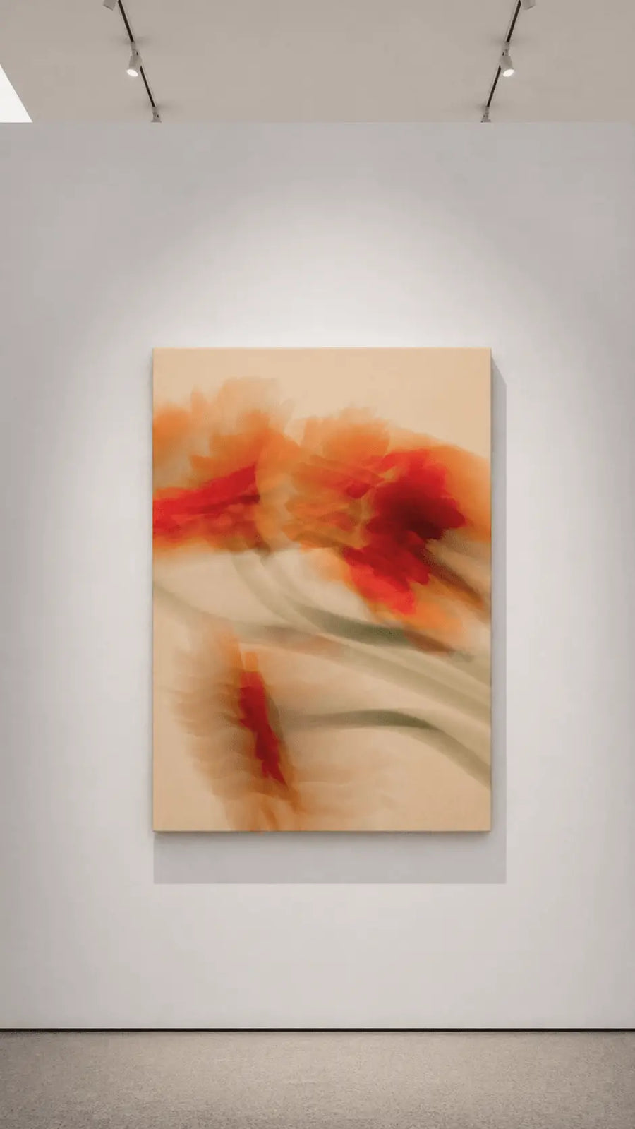 alt
Arte floral abstracta de pared en tonos naranja y rojo cálidos con fondo crema pálido, enmarcada