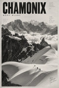 Monochromes Chamonix-Poster mit kräftigem schwarzem Titel, Schneegraten und Wandernden über den Wolken