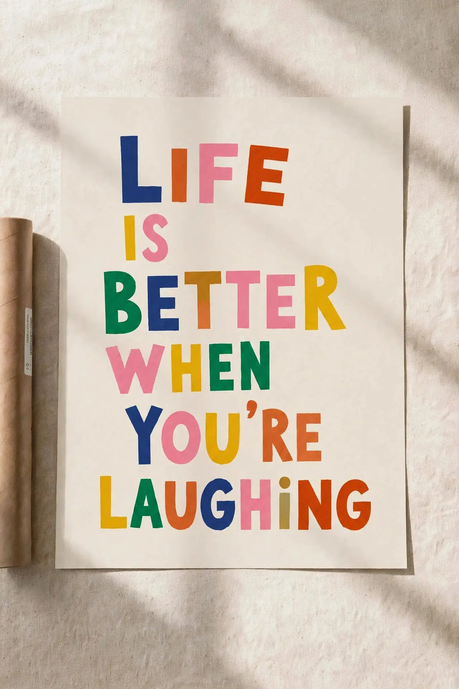 Farbenfroher Typografieprint mit gestapelter Botschaft „LIFE IS BETTER WHEN YOU'RE LAUGHING“