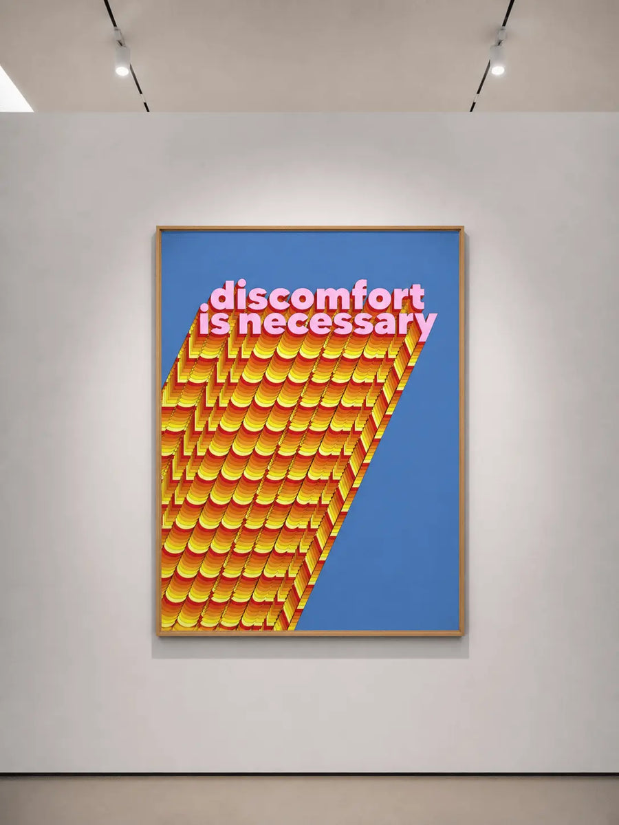 Impresión mural con marco dorado y fondo azul, “la incomodidad es necesaria” en franjas onduladas naranjas.
