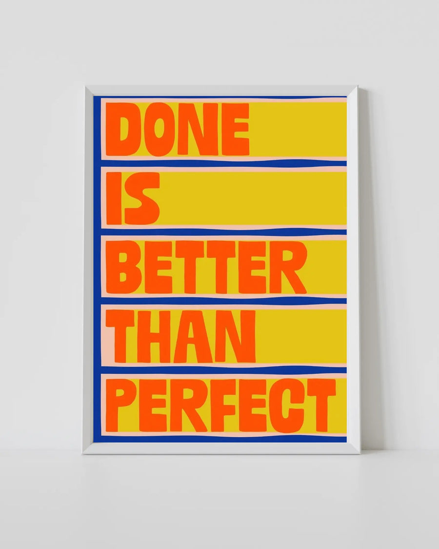 Impresión mural con marco blanco y borde azul, texto amarillo/naranja: HECHO ES MEJOR QUE PERFECTO