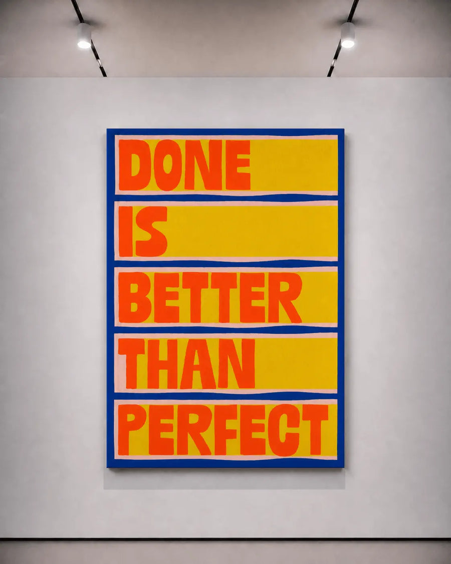 alt
Póster de pared con borde azul, fondo amarillo y texto naranja: HECHO ES MEJOR QUE PERFECTO