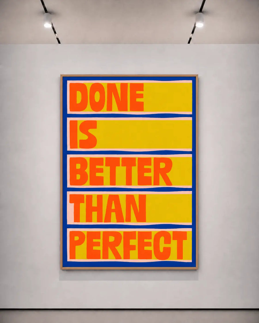 alt
Póster de pared con borde azul y texto apilado en amarillo/naranja: HECHO ES MEJOR QUE PERFECTO
