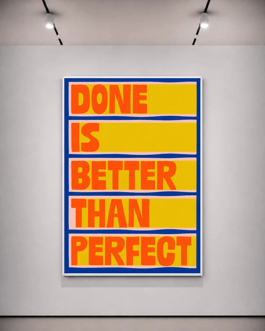 alt
Póster de pared con borde azul, texto amarillo/naranja en cuatro líneas: HECHO ES MEJOR QUE PERFECTO