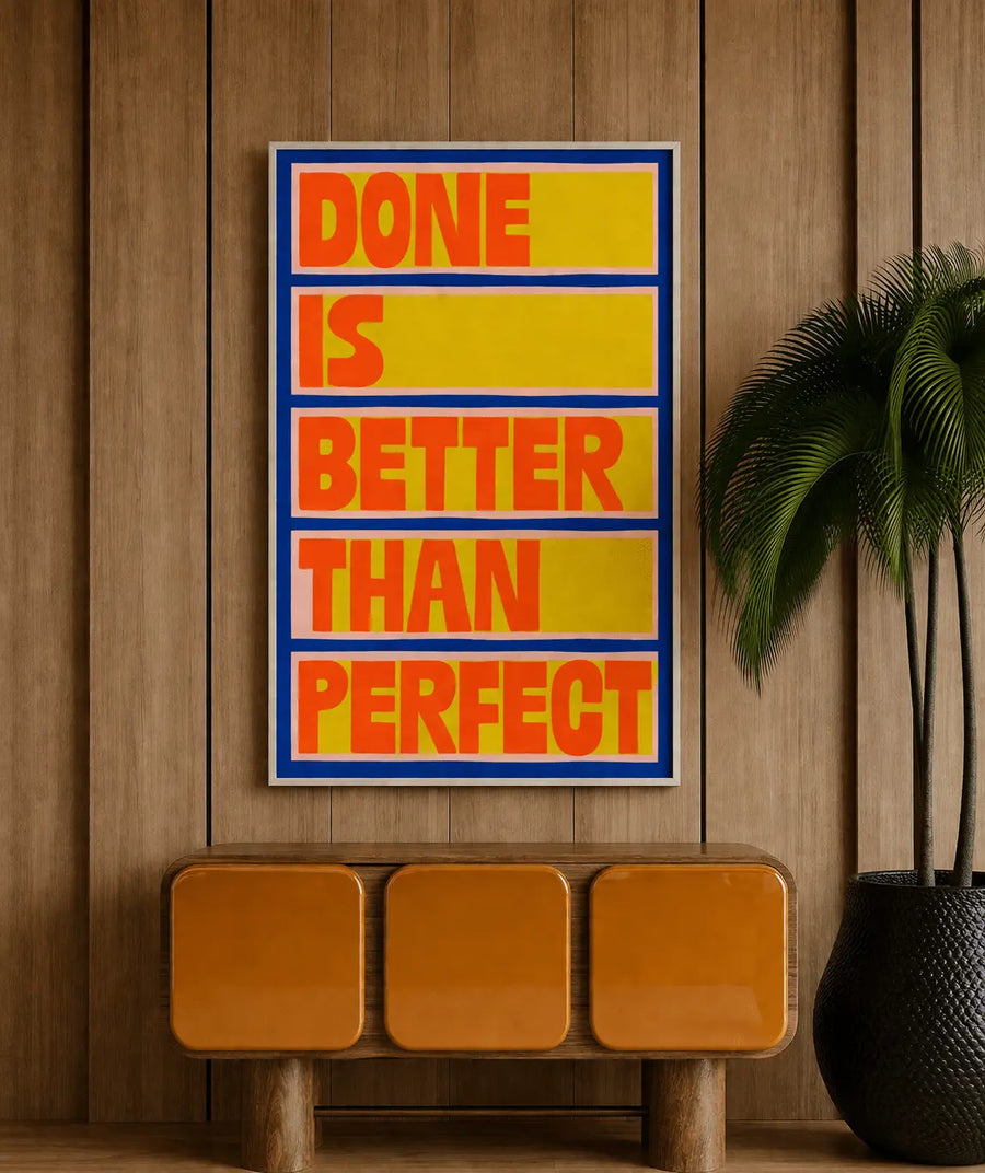 alt
Impresión de pared con marco de roble y borde azul, texto amarillo/naranja: HECHO ES MEJOR QUE PERFECTO