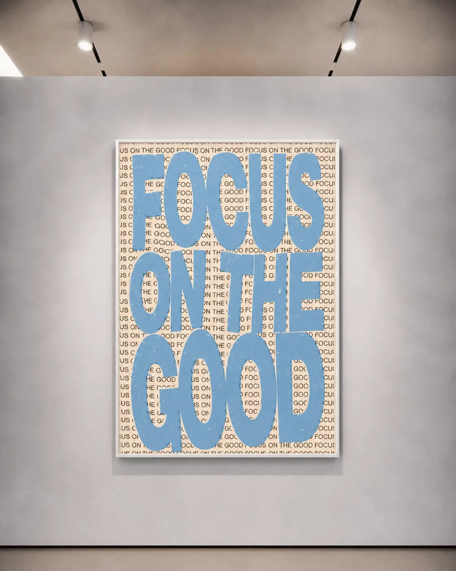 Lámina decorativa tipográfica con letras azules grandes, marco claro y fondo estampado
