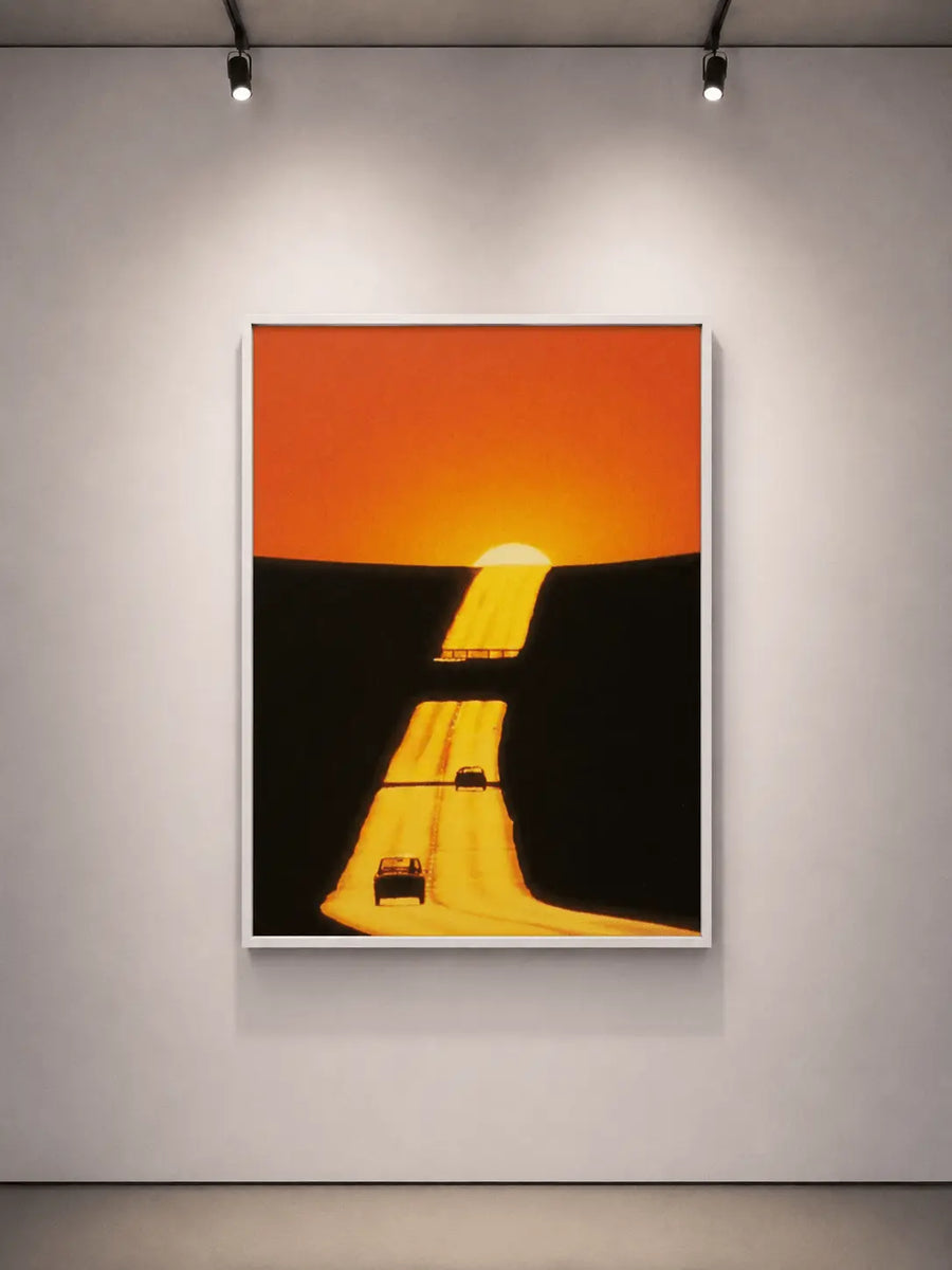 Impresión Golden Exit, marco blanco; atardecer naranja y carril de carretera iluminado