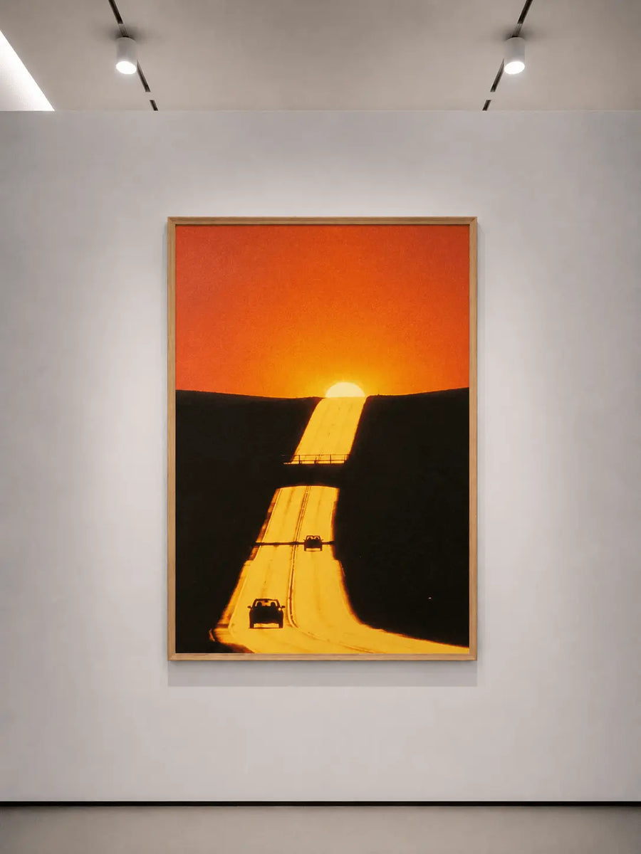 Impresión Golden Exit, marco de roble; cielo naranja con el sol sobre una carretera oscura