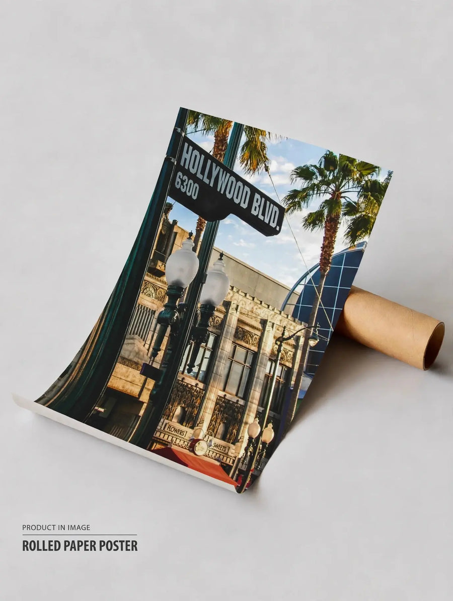 alt
Póster enrollado de papel para pared con el cartel de Hollywood Boulevard, señal de calle negra y palmeras